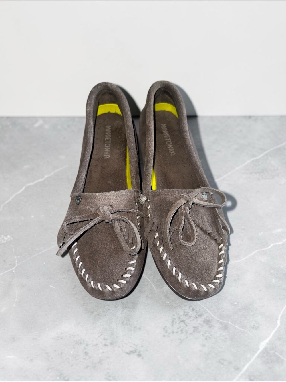 Minnetonka Women's Kilty Plus Moccasins White Whipstitch Fringed Bow Gray Sz 8
